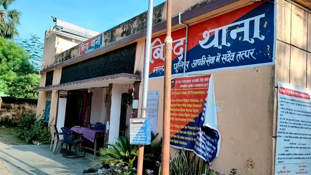 मिट्टी ले जा रहे ट्रैक्टर अनियंत्रित होकर सड़क किनारे गड्ढे में पलटा, बाल-बाल बचा चालक