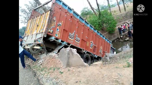 खेसर थाना क्षेत्र के रामसरैया तीखे मोड पुल के पास एक ट्रक अनियंत्रित होकर पूल में गिरा, खलासी और चालक गंभीर रूप से जख्मी