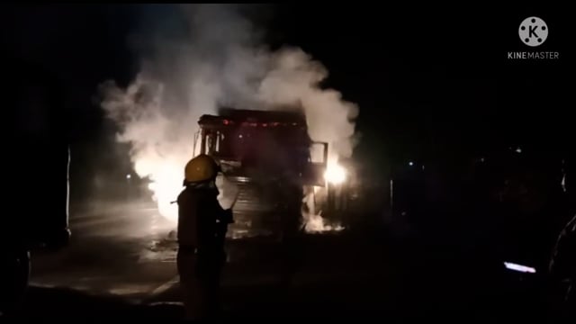 लखनपुरी NH 30 चलती ट्रक में लगी अचानक आग, बाल-बाल बचा ड्राईवर