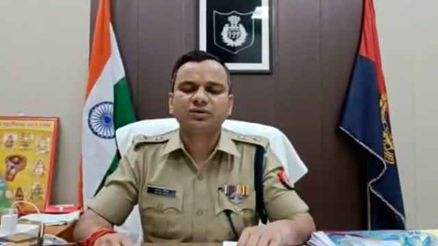 ए टी एम से धोखाधड़ी से पैसा निकालने वाले दो शातिर अभियुक्त गिरफ्तार, ७ ए टी एम कार्ड,१००००₹ नगद,तमंचा बरामद, S P बाईट