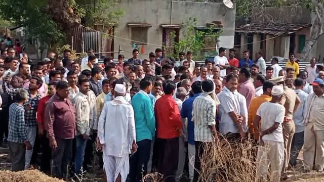 जलंब स्थानकावर रेल्वेचे थांबे पुर्ववत व्हावे यासाठी आंदोलन ; रेल्वे रुलावर केली निदर्शने
