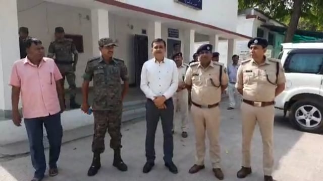 रामनवमी जुलूस एवं शोभायात्रा में शांति व्यवस्था को लेकर डीएम एसपु के नेतृत्व में शहर में निकला फ्लैग मार्च