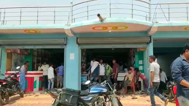 गिरिडीह जिला अंतर्गत गांडेय प्रखंड के कुंडलवादह में राजा फैशन रेडीमेड कपड़े दुकान का समाजसेवी ने किया उद्घाटन