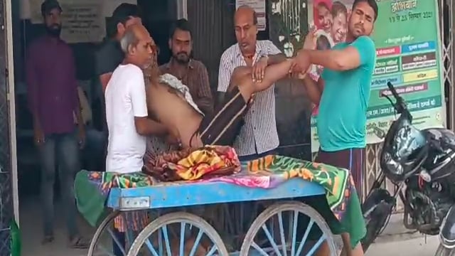 मुख्यमंत्री नीतीश कुमार के गृहजिला नालन्दा में परिजन को नही मिला एम्बुलेंस, ठेला पर ले जाना पड़ा शव