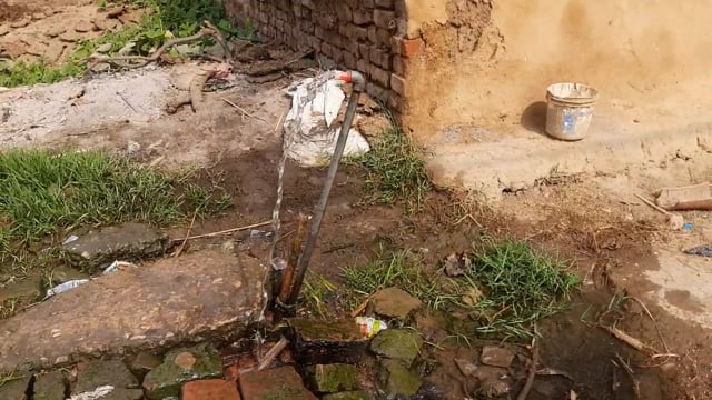 चानन  : भलूई पंचायत कू बसुआचक गांव वार्ड नंबर सात में नलजल से बेकार बह रहा पानी।