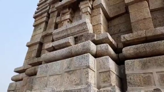 मदनपुर के उमगा पहाड़ स्थित मंदिर के दरक रहे हैं पत्थर,स्थानीय लोगों ने व्यक्त की चिंता