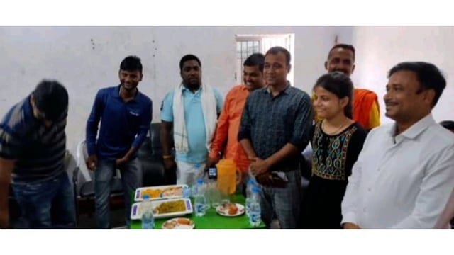 गोह के तीनों टॉपर छात्रा से मिलें समाजसेवी प्रकाश चंद्रा