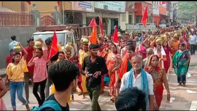 लखीसराय शहर के वार्ड संख्या 6 शिव जी की प्राण प्रतिष्ठा को लेकर नगर भ्रमण हेतु निकाली गई भव्य कलश शोभायात्रा