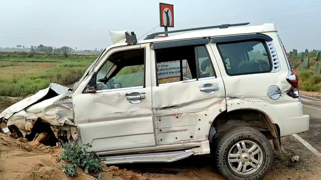 ट्रक व स्कॉर्पियो की हुई टक्कर में दो पुलिसकर्मी घायल