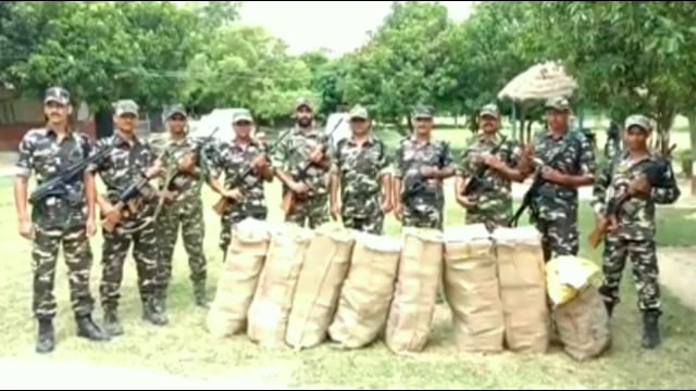 सुरसंड के एसएसबी जवानों ने पिलर संख्या 304 के समीप से 15 कार्टून नेपाली सोफी शराब के साथ एक तस्कर को किया गिरफ्तार