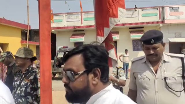 रफीगंज में पुर्व MLC अनुज कुमार सिंह ने मृतक के परिजनों से घर-घर जाकर मिले तथा सांत्वना दिया।