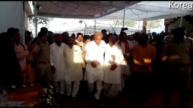 मुख्यमंत्री भूपेश बघेल पहुंचे ग्राम शरडी स्वर्गीय विजय राजवाड़े को श्रद्धा सुमन अर्पित की