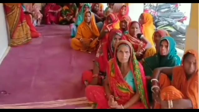 पीएम आवास योजना के लाभुकों ने कर्मियों को बनाया बंधक किया दूसरे दिन भी प्रदर्शन