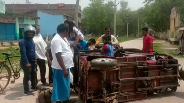 अनियंत्रित होकर पलटा ई रिक्शा 