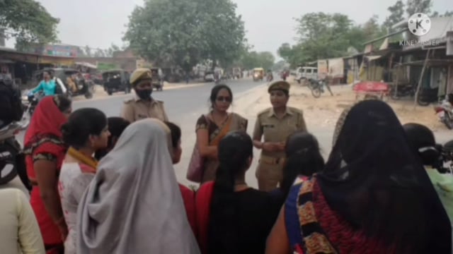 गोंडा एंटी रोमियो टीम ने वजीरगंज बाजार में चलाया जागरूकता अभियान किया जागरूक