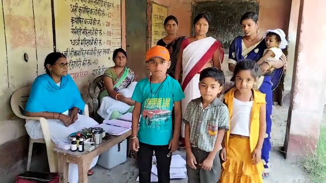 थरथरी प्रखंड के आस्ता मिडिल स्कूल में बच्चों को दिया जा रहा टिकाकरण

