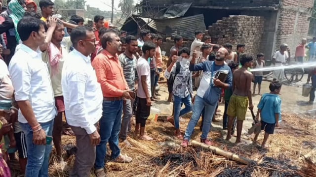 आगलगी में 3 घर राख