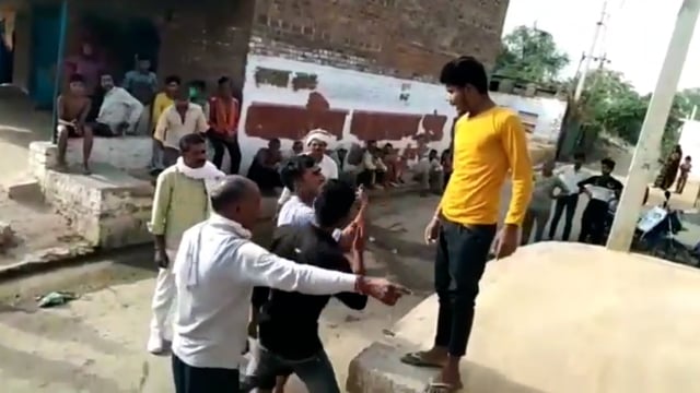 जालौन:-भैस नहलाने से जल भराव को लेकर दो पक्षों में हुआ घमासान वीडियो वायरल