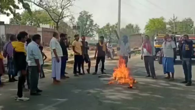 बसडीहा डीलर के हत्यारों की गिरफ्तारी नहीं होने पर ग्रामीणों ने आगजनी कर किया सड़क जाम पुलिस के खिलाफ की नारेबाजी