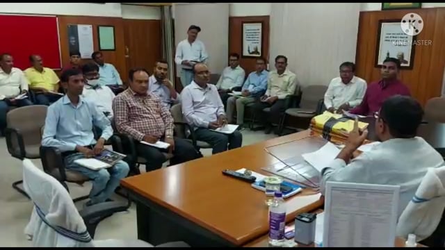 जहानाबाद समाहरणालय स्थित डीएम ने अपने कार्यालय कक्ष में मनरेगा योजना को लेकर अधिकारियों के साथ किया बैठक।