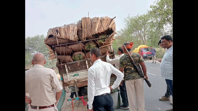 लखीसराय जिले के नोनगढ़चेक पोस्ट  उत्पाद विभाग सेल्स टैक्स परिवहन विभाग के द्वारा की जा रही सघन छापेमारी एवं वाहन जांच 