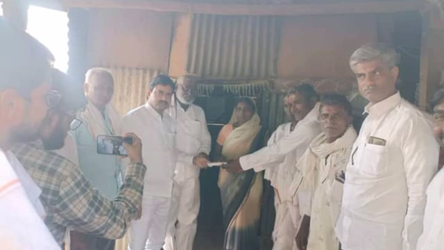 पालम तालुक्यातील सातेगाव येथे पांचाळ कुटुंबाला भाजपा राज्य कार्यकारणी सदस्य संतोष मुरकुटे यांना केली आर्थिक मदत
