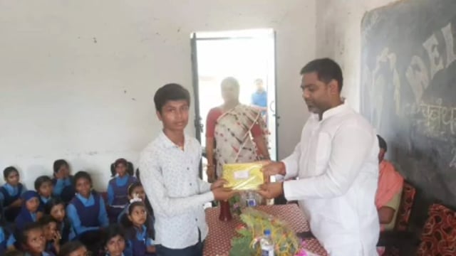 उत्क्रमित उच्च विद्यालय बभंडी में विधायक आनंद शंकर ने दसवीं कक्षा में बेहतर करने वाले छात्र छात्राओं को किया पुरस्कृत