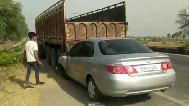 मदनपुर के पहड़चापी मोड़ के समीप एनएच 19 पर चिकित्सक की हौंडा सिटी कार ने टेलर में मारी टक्कर, चिकित्सक की पत्नी की मौत