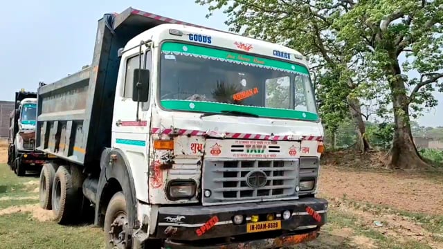 खनन विभाग के अधिकारी ने मिट्टी लदे दो हाईवा को किया जब्त