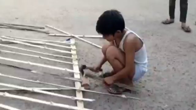 जिम्मेदार मासूम

कहते हैं ना कि पंखों से नहीं बल्कि हौसलों से उड़ान होती है
मंजिल उन्हीं को मिलती हैं जिनके सपनों में जा