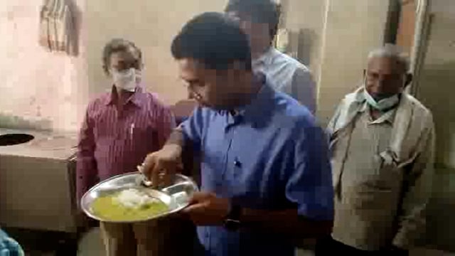 जिला चिकित्सालय पहुंचे कलेक्टर कुलदीप शर्मा भोजन को किया जांच