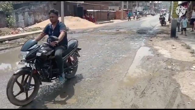 जहानाबाद धनगवां सड़क मार्ग के जाफरगंज के समीप सड़क के ऊपर से गुजर रहा नाले का गंदा पानी लोगो को आवागमन में हो रही परेशानी।