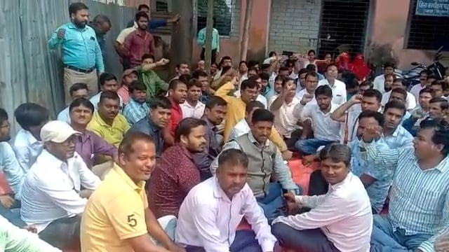 बकाया एरियर के भुगतान को लेकर  नियोजित शिक्षकों ने किया धरना प्रदर्शन
