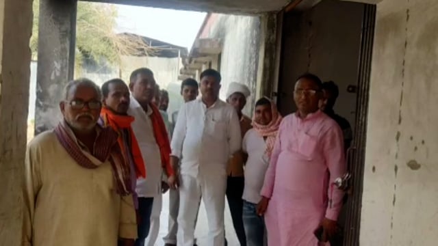 पौथु थाना के बाराही बाजार में अज्ञात वाहन की चपेट में आकर मृत हुए साइकिल सवार के परिजनों से मिले राजद नेता,दी सांत्वना