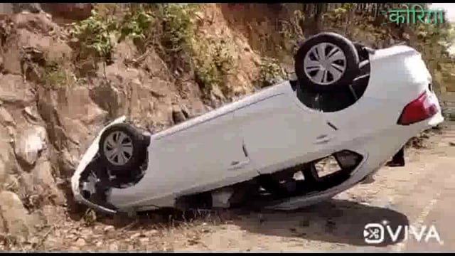 तेज रफ्तार कार अनियंत्रित होकर चट्टान से टकराई चालक सुरक्षित