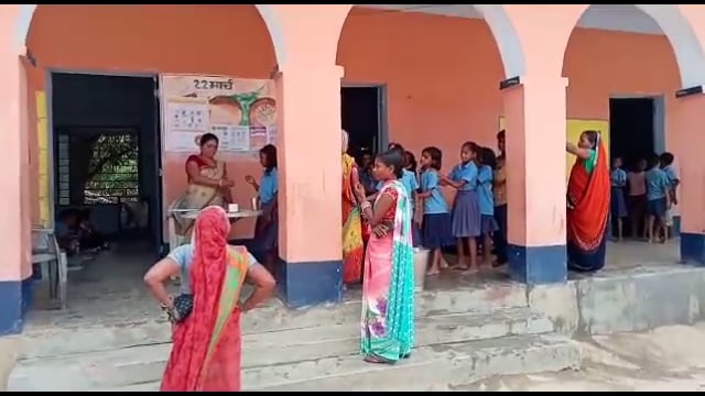 अमरपुर : प्रखंड भर के स्कूलो और आंगनवाड़ी में बच्चों को खिलाई गई कृमि नाशक दवाई l