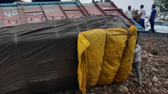 पिंपरी घाटात सोयाबीनने भरलेला ट्रक उलटला सोयाबीनचे नुकसान