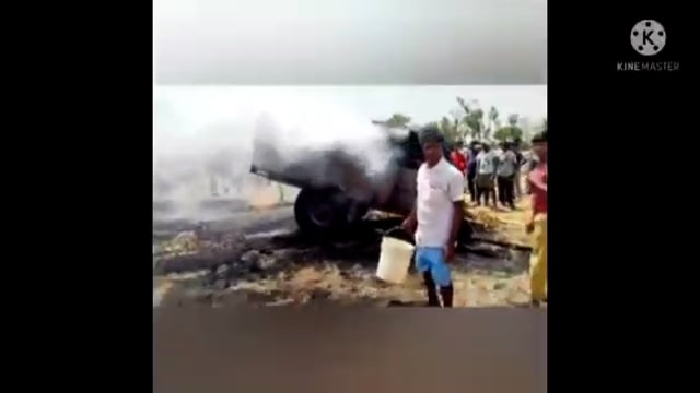 गोंडा न्यूज़ ग्राम पंचायत बिशुनपुर में गेहूं लादकर ले जा रहे ट्रैक्टर ट्राली में लगी आग