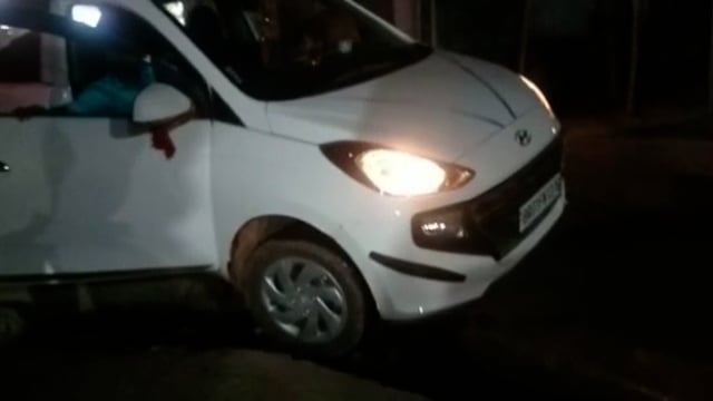 नाली में गिरा कार का अगला हिस्सा बाल बाल बची दुर्घटना