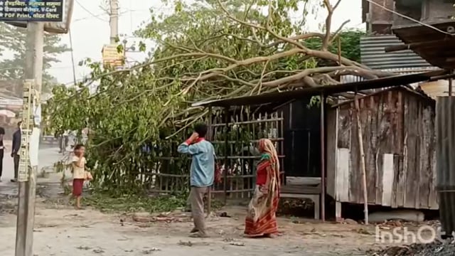 सुगौली में आयी आंधी-तूफान ने मचाया कोहराम,कई पेंड़ बिजली के तार,घर,सड़क पर गिरे।हुआ भारी नुकसान।