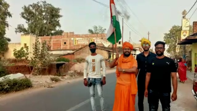 देशभक्ति की भावना जागृत करने को लेकर हजारीबाग से आये युवकों ने तिरंगा झंडा के साथ मार्च किया।