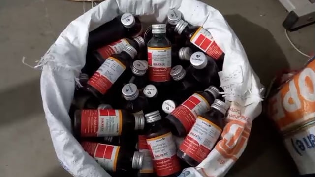 56 बोतल प्रतिबंधित कफ सिरप के साथ कारोबारी को पुलिस ने किया गिरफ्तार, नशे के रूप में धड़ल्ले से हो युवा कर रहे उपयोग