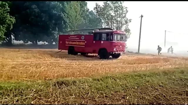 लखीसराय जिले के शर्मा गांव स्थित बहियार में अज्ञात कारणों से लगी आग दमकल कर्मियों ने आग पर पाया काबू