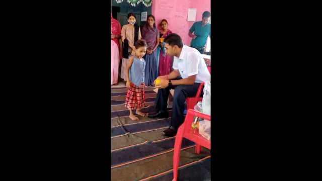 कलेक्टर कुलदीप शर्मा को बच्ची ने सुनाया 15 का पहाड़ा कलेक्टर हुए गदगद