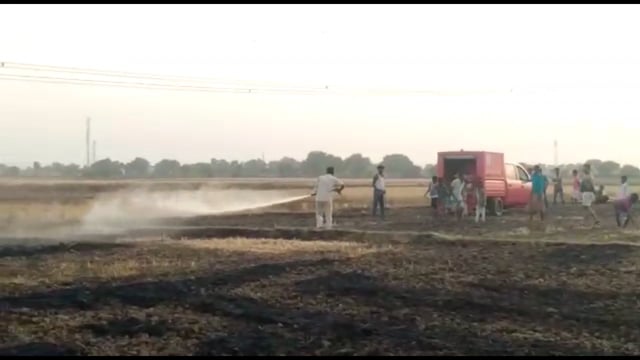 बिन्द प्रखंड के जक्की गांव के पश्चिम टोला के समीप असमाजिक तत्वों ने गेहूं की फसल में लगाई आग