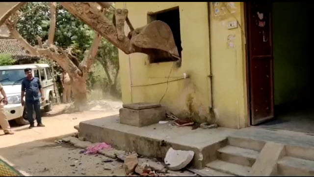 लखीसराय जिले के बड़हिया थाना क्षेत्र अंतर्गत गांजा तस्कर के घर पर  भारी संख्या में पुलिस बलों की मौजूदगी में चला बुलडोजर