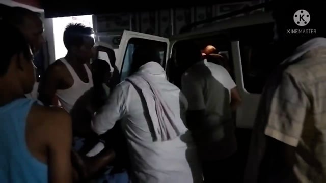 टैंपू के धक्के से के एक बांस व्यवसाई बुरी तरह जख्मी प्राथमिक चिकित्सा के बाद भागलपुर रेफर