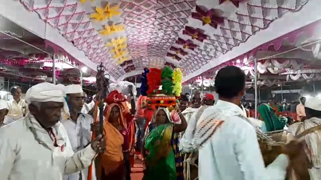 जिल्हा परिषदेच्या मैदानावर विद्रोही साहित्य संमेलनात आदीवासी बांधवांनी सादर केला नृत्य