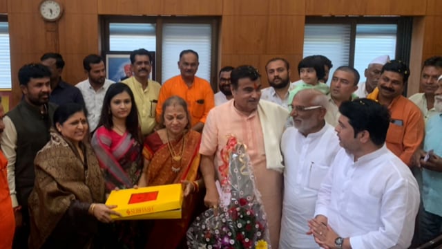 केंद्रीय मंत्री नितीन गडकरी यांचा जिल्हा परिषदेचे अध्यक्ष राहुल केंद्रे यांच्या निवासस्थानी सपत्नीक सत्कार