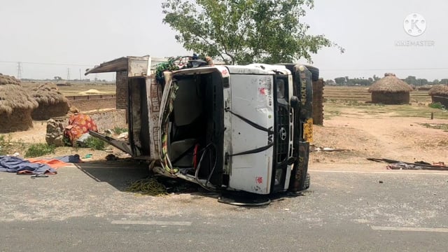 बेलहर:-*तेज रफ्तार आ रही मिनी हाईवा पलटी,तीन जख्मी*